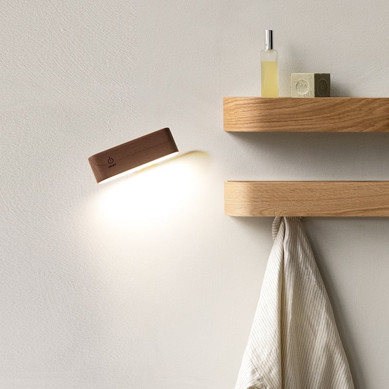 Skrivebordslampe i massivt træ med magnetisk opladning